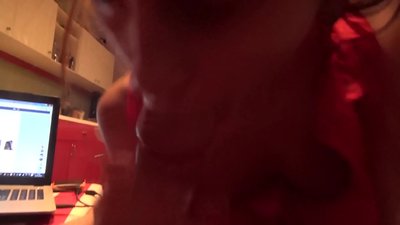 Skoalmeisje sûget har broer syn lul wylst nimmen thús is