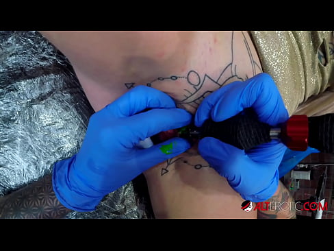❤️ Ekstreem tattooed hottie Sully Savage krige in tattoo op har klitoris ️❌ Porno op fy.dreamypassionjourney.ru
